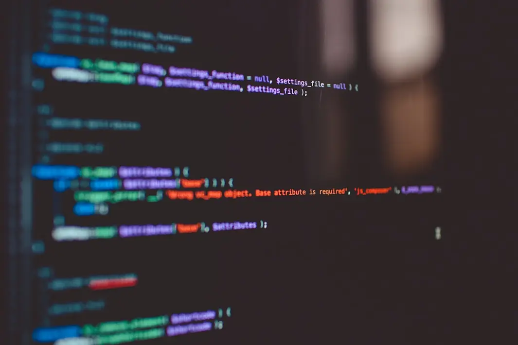 Auditoría de código: un experto revisa la salud técnica del software antes de la compra.