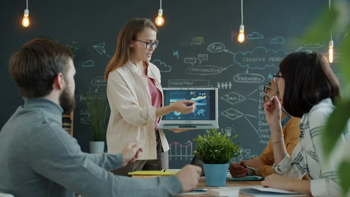 Equipo de profesionales revisando diagramas de base de datos relacional en pantalla con servidores y código, startup chilena escalando operaciones
