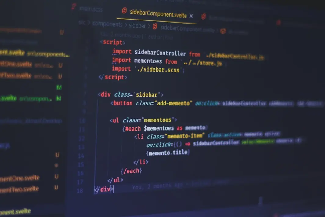 Equipo híbrido de desarrolladores internos y consultores externos colaborando en una sala de reuniones moderna con pizarras digitales y portátiles
