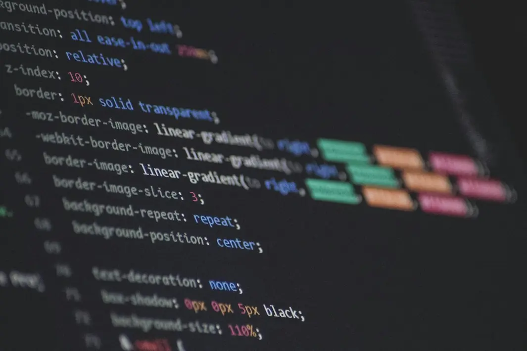 Equipo de desarrollo en Chile revisa arquitectura de micro-frontends para modernizar interfaces corporativas complejas