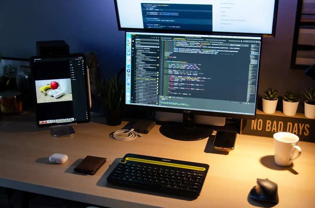 Profesionales TI en regiones de Chile integrados en equipos nearshore, mostrando colaboración remota y eficiencia en desarrollo de software.