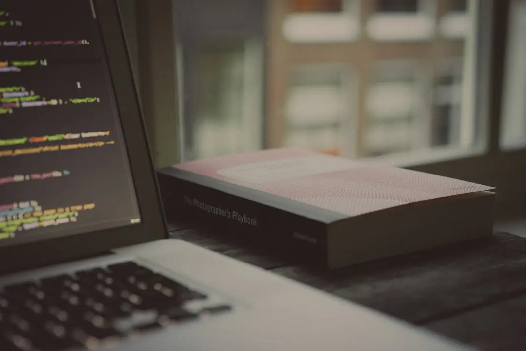 Equipo externo de desarrollo tecnológico colabora con empresa chilena, acelerando el time-to-market de un producto digital mediante dinámicas ágiles frente a un tablero Kanban.