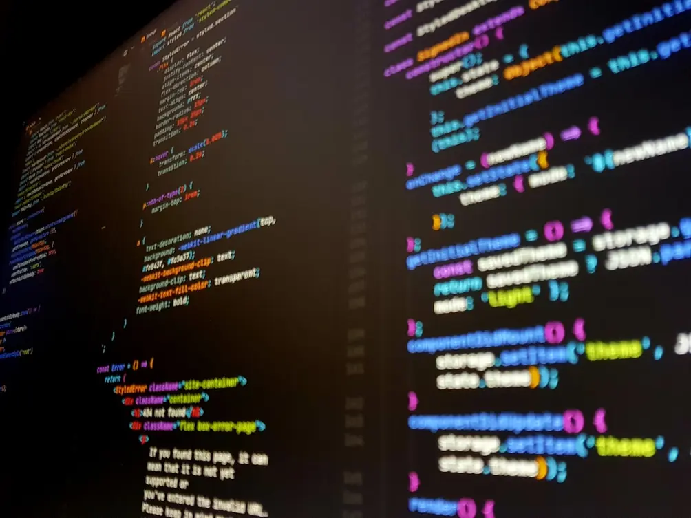 Equipo de QA realizando pruebas automatizadas en un entorno de desarrollo moderno, con múltiples monitores mostrando métricas de calidad y código.