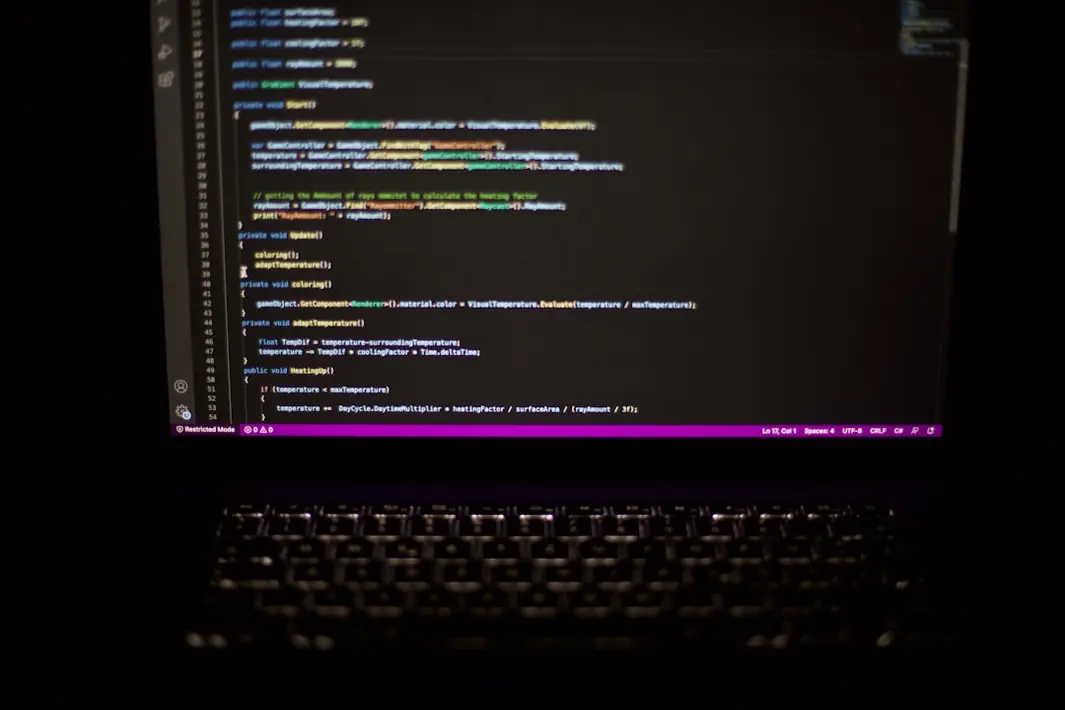 Socio tecnológico revisando gráficos de crecimiento con dueño de pyme chilena en oficina moderna, pantalla mostrando datos cloud y ahorro de costos.